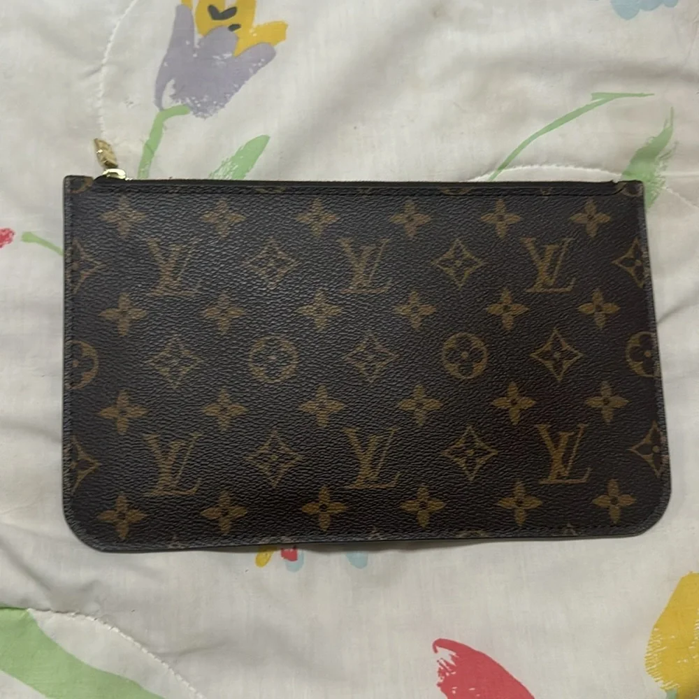 Louis Vuitton Neverfull GM POUCH - Picture 3 of 8